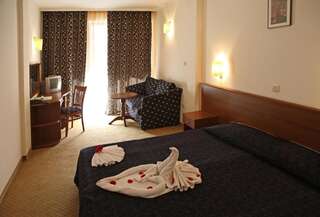 Отель Hotel Yunona - Все включено Солнечный Берег Двухместный номер с 1 кроватью или 2 отдельными кроватями и балконом - Все включено-7